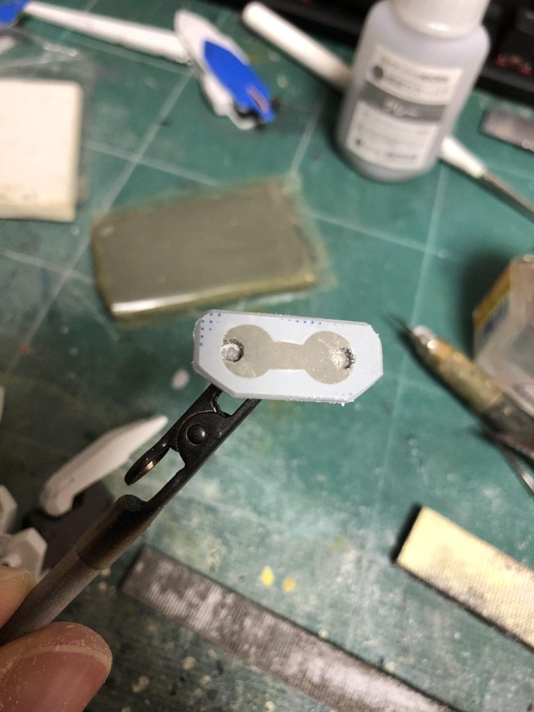 いい感じに整えたら完成です。本稿では塗装はしませんが、塗るならどちらかに合わせるか、ミッドナイトブルー辺りの目立たない、あるいは溶け込みやすい色を推奨します。