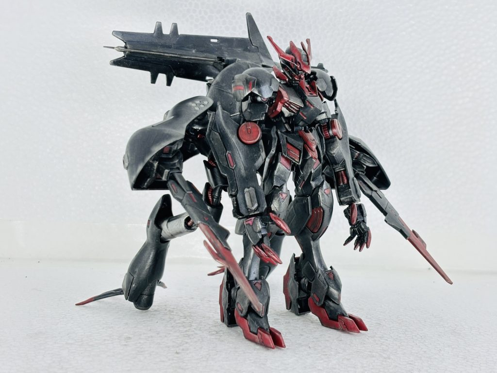 三日月、覚醒形態。圧倒的なスピードと変則的な攻撃で無類の格闘能力を持つ。感情をもつ無慈悲な殺戮マシーン。