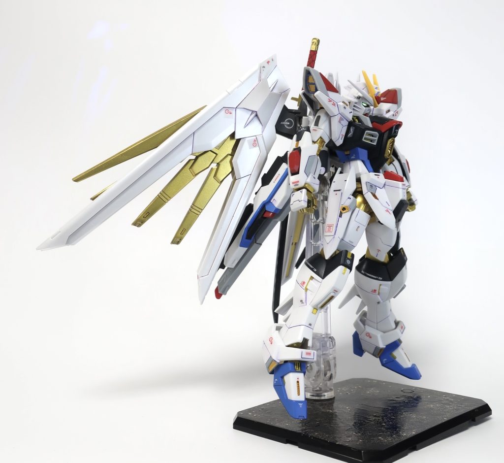 翼の付け根をより外側、上側にずらして自分好みの位置にしました。翼はパールシルバーで塗装