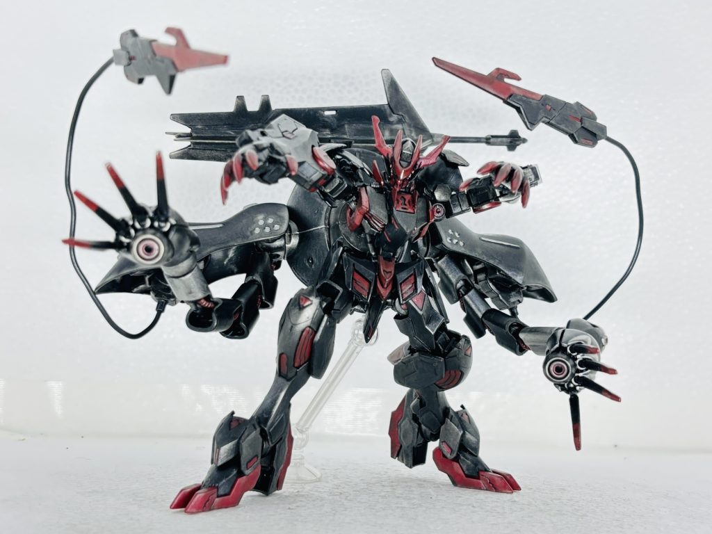 とある辺境の地で戦闘により破壊された洞窟の中から4足歩行の異形の機体が現れた。それは瞬く間にそこにいた部隊全てを切り刻み、無慈悲にもそこで営まれていた人々の生活をも引き裂いた。そう、魔物を目覚めさせてしまったのだ。3人の指導者はこの機体をかつての『厄災』として駆除するため一時休戦、自らも出撃する体制で部隊を集結させた。かくして『厄災駆除』が始まった。だが魔物は次々と敵を駆逐、膨大な損害を被る事になる。遂に3人は自ら駆るガンダムフレームを持つ機体で出撃。魔物の進行を食い止める事に成功する。この戦闘で不可思議反応が観測される。マシーンであるはずの魔物から微かな生体反応とガンダムフレームの痕跡である。3人は魔物に渾身の一撃を叩き込む。だが、動きが止まった魔物から強烈な生体反応が発せられると同時に『うるさい…邪魔…』と、呟くような声が聞こえた。魔物はその姿を変え、本来の影を落とす。バルバトスルプスレクス。ガンダムフレームを持つ伝説の機体、かつて三日月という少年が不完全な阿頼耶識システムの副作用で倒したモビルアーマーと融合、取り込まれてしまい、そのまま眠りについたと言う伝説…それが今、目の前で現実となって蘇ったのだ。