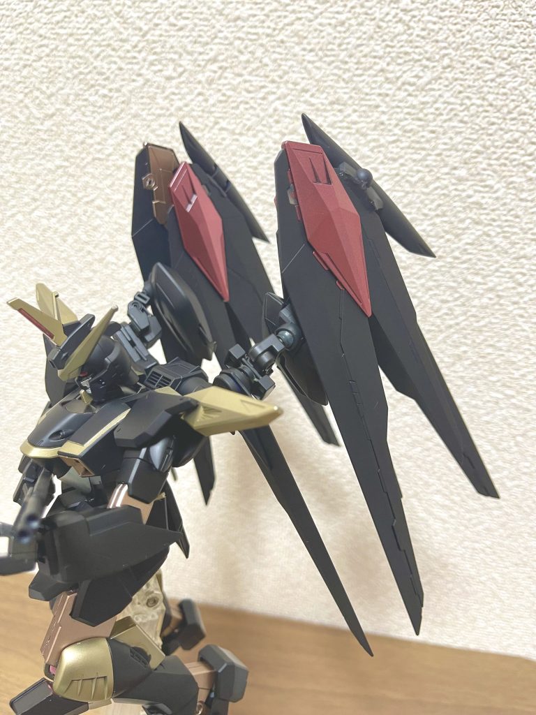 羽です。フリーダムの羽を開くように展開出来るようにジャンク版を無理やりタミヤセメントとパテとでくっつけてます。デカ過ぎるので自立は不可ですw