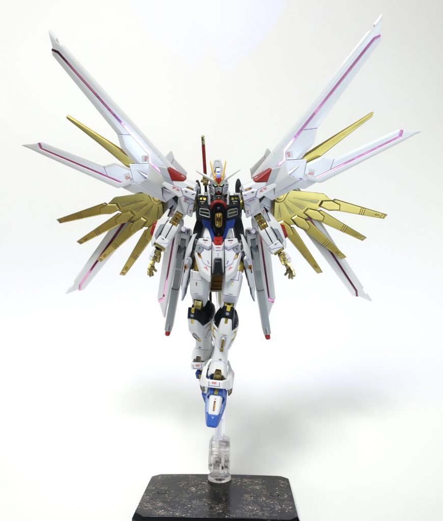 Meteorが聴こえるようだ！フリーダムのプラモの中でも翼がかなり巨大なのでハイマットモードの存在感がすごい。金色の翼の一番上のは2センチ延長してます。角度によって光るピンク色シールも良いアクセントになってる