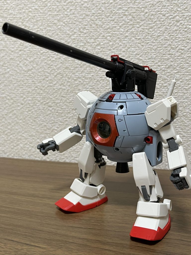 ボールの頭頂部を隙間無く取り付けてバズーカを設置させると量産型へ変形させられます。ビームスプレーガンとかあれば持たせたかったですね。