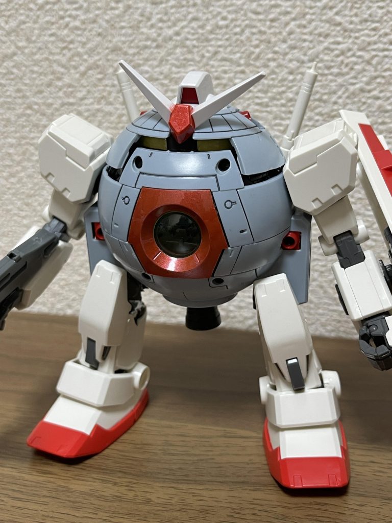 少しアップした状態です。腕はそのままで、足は大幅に短縮して取り付けてます。モノアイ？はボールの頭頂部の隙間に無理矢理設けてます。