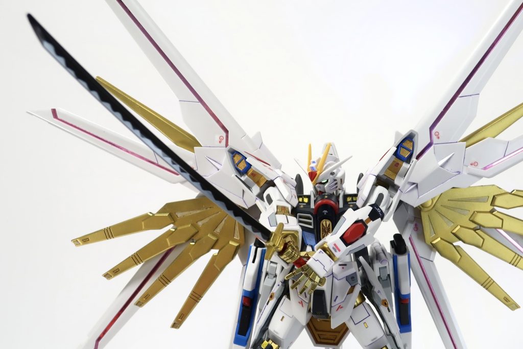 フツノミタマは刃紋をつけました。漆黒の刀なので本来刃紋はありませんが、やはり日本刀ということで見た目を優先