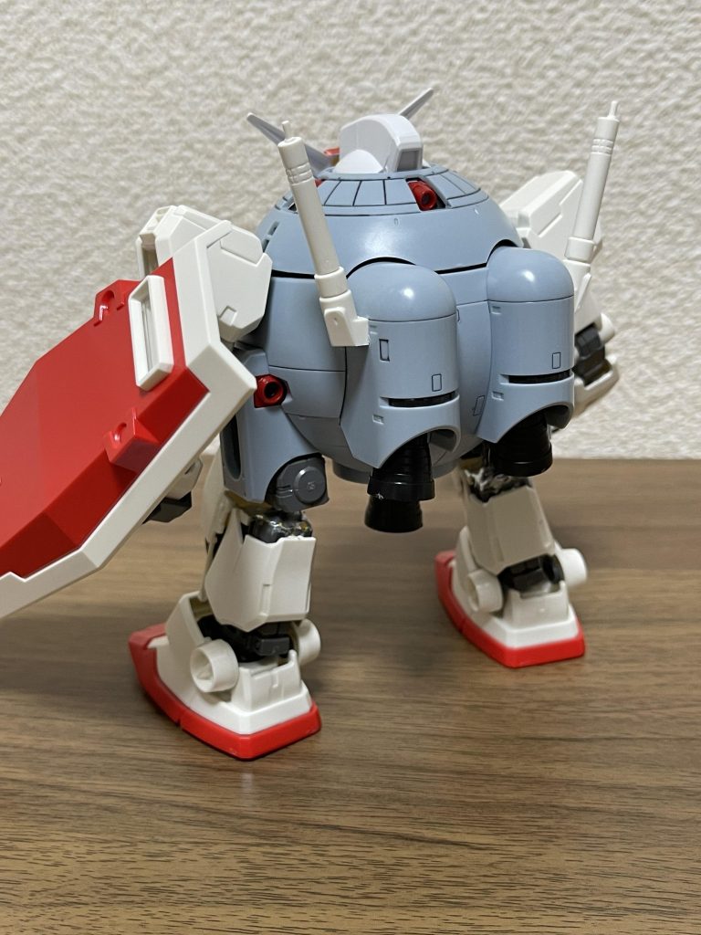 バックパックです。ガンダムからビームサーベルを取り付けられるラック部分を切除して移植してます。