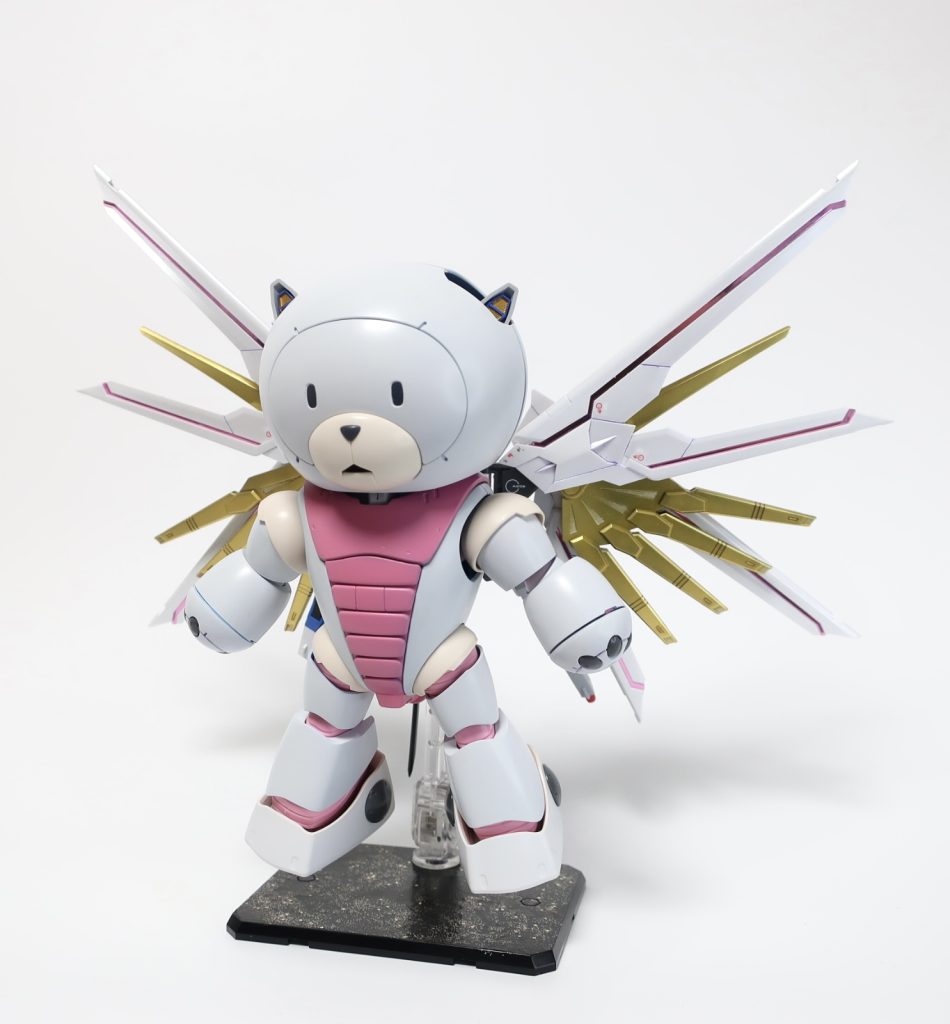 どうしても収納しきれなかったストフリの肩が露出してるけど、ズゴックのアンテナみたいな感じが出て結果オーライ。関節がちょうどピンク色だったのでラクス色に染めました