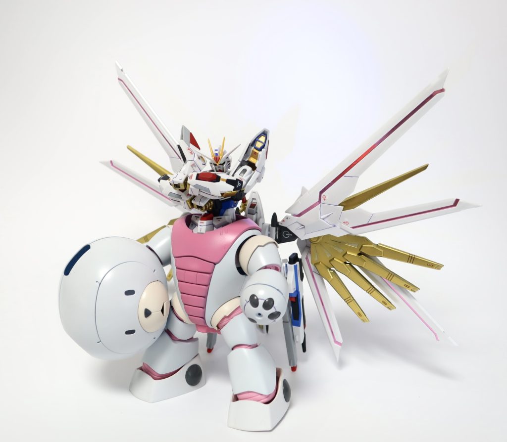 親方、中からフリーダムが!両脚と腰アーマーはどうやっても入らないので取り外し。頭の中に丸々上半身が収納される形になってます。