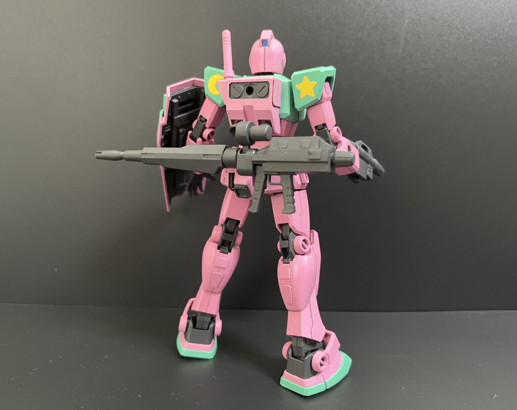 本体は頭とフロントアーマーとリアアーマーがジム、それ以外がガンダムのパーツです。