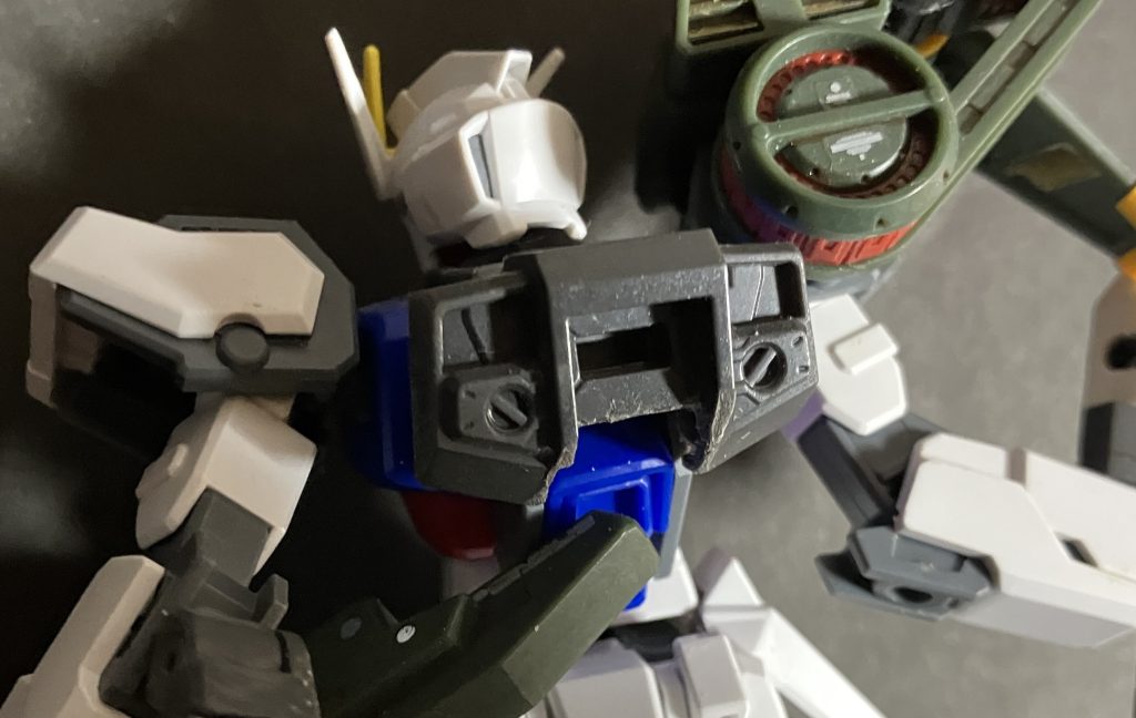 このパーツ1つでRGストライカーパック側は「無加工」で全てのパックを自由に付け替え可能