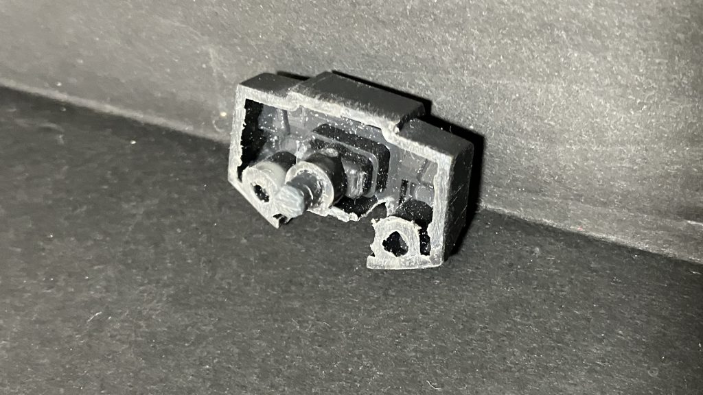 1.干渉部分を削って中央のちょうど良さそうな位置にある穴を広げて3mmランナーをブッ刺す2.以上3分もかからずあっさり完成👍