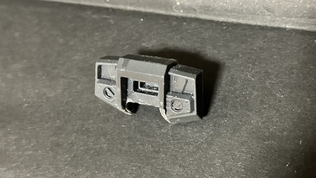 ジャンクに紛れてたコイツを使います 記憶に無いのですがおそらくRGスカイグラスパーセットに付いていた「余ったストライカーパックを飾る為のパーツ」だった気がするこれを再利用しますデザインもストライクガンダムの背中まんまっぽいですね