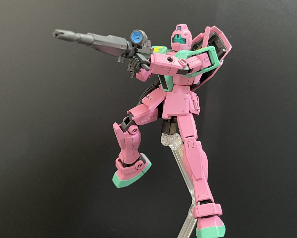 ガンダムのビームライフルを延長したロングビームライフル。