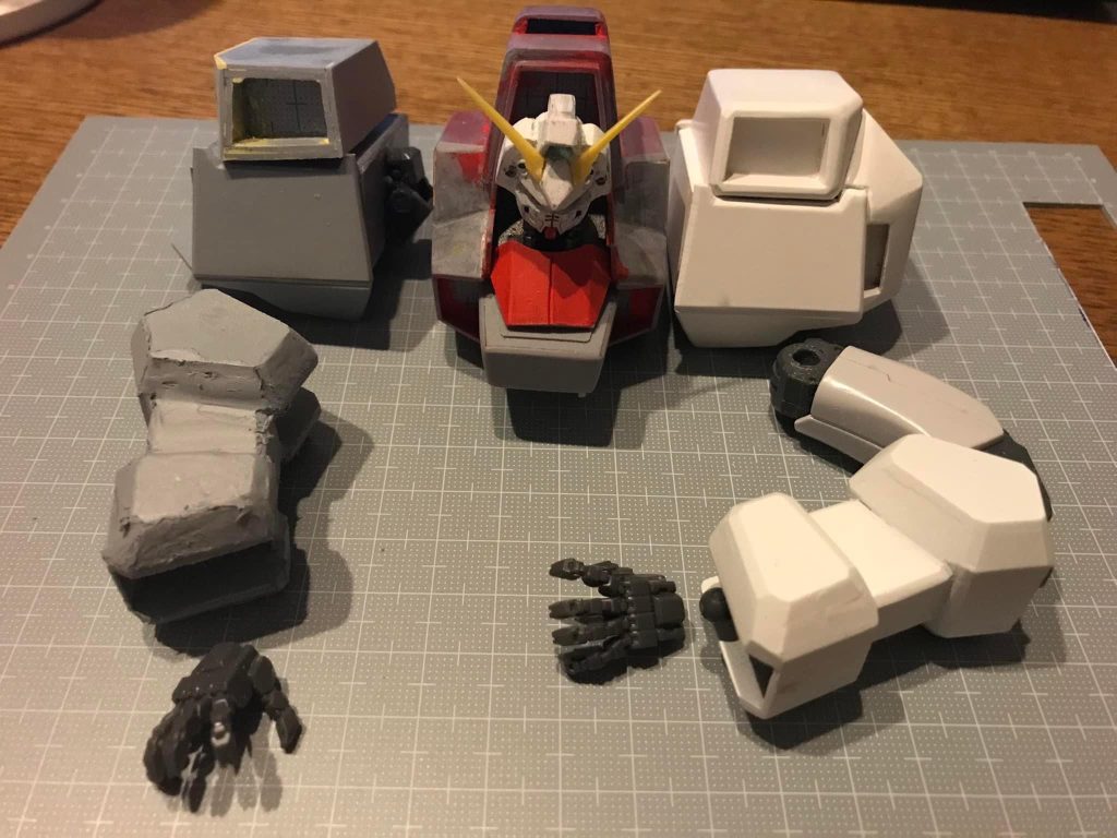 頭部と腕はMGシャイニングから流用腕は大きさ的に脚フレームを使ってます。ボディ、肩アーマー、下腕は軽量化のために極力1mmプラ板のみでスクラッチ