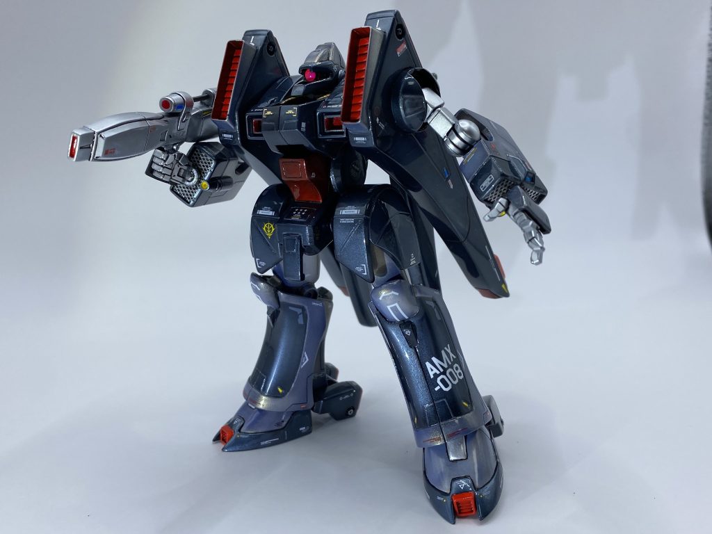 各関節にボールデンやあまってたポリキャップを仕込み少しは動ける機体にしたかったのですが、全然動けず　ほぼ棒立ちしか出来ません