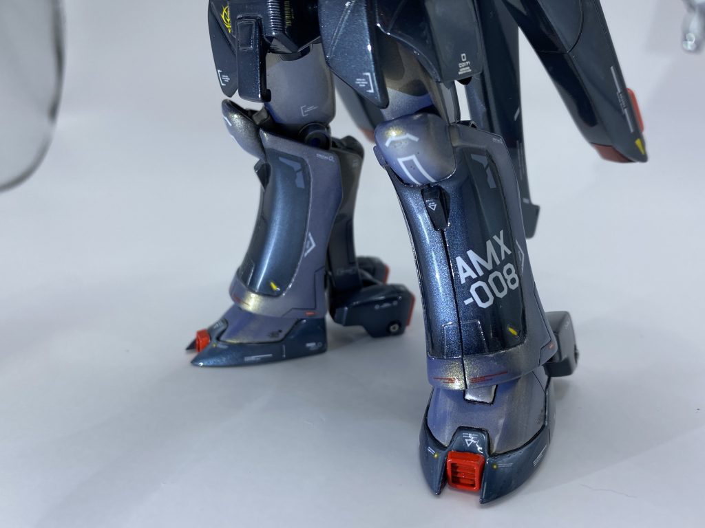 足首は幅詰め、足先延長。スネ部は鳥足イメージで削り込み流れるラインを目指しました。