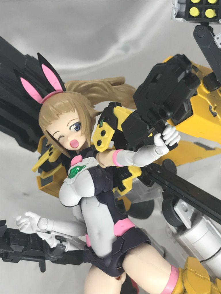 ライフルはそのままキットのものを、前髪のみふみなを使い、後ろ側の髪と顔は30msから移植しました。頭の耳も猫から兎に変更してます。