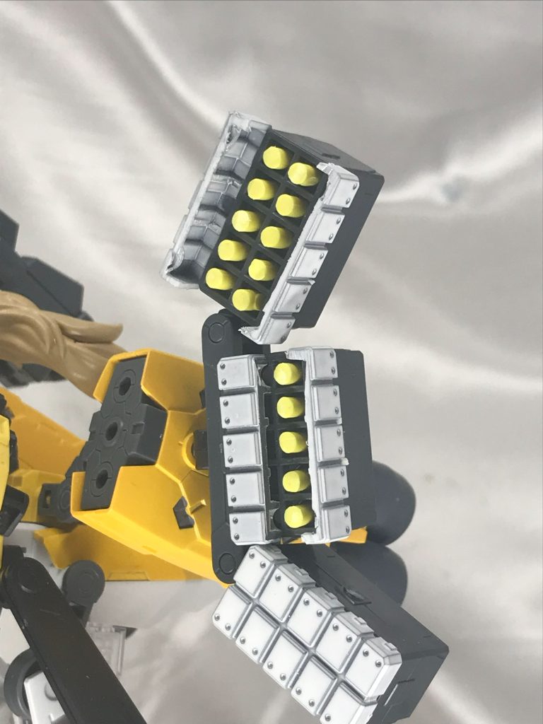 ミサイルポッドはボールデンアームズのものを、カバーは別パーツなんですが切って好きな色のランナーを弾頭に見立てて装備させてます。