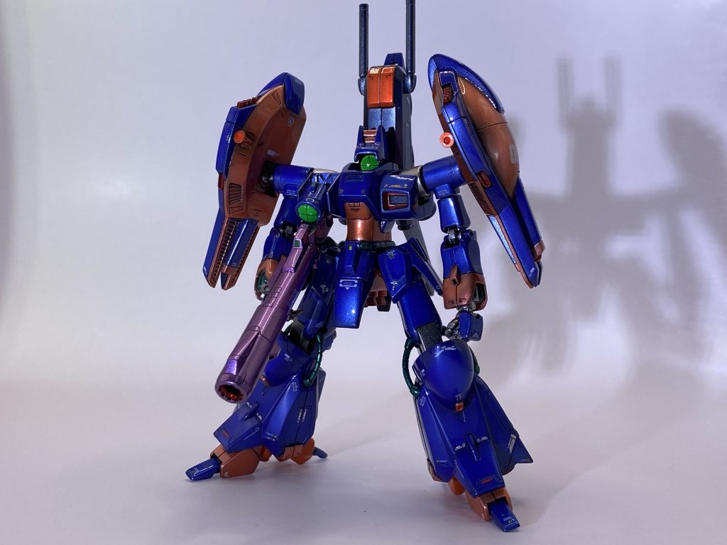 肩バインダーをボールジョイントにバーニア追加、足首を延長した程度の工作です。キット自体の出来栄えは良いですね塗り分けは結構大変でした💦