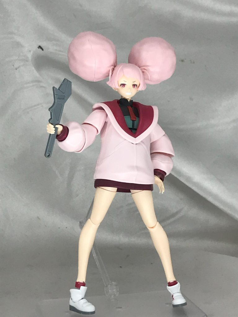 チュアチュリー・パンランチ。しっかり制服の上から一枚羽織ってる感じがよくできています。下半身が豊富に付属してチュチュらしいポーズを再現できますが、下半身の形状から内またが難しいのでパーカーの下はなにも履いてません