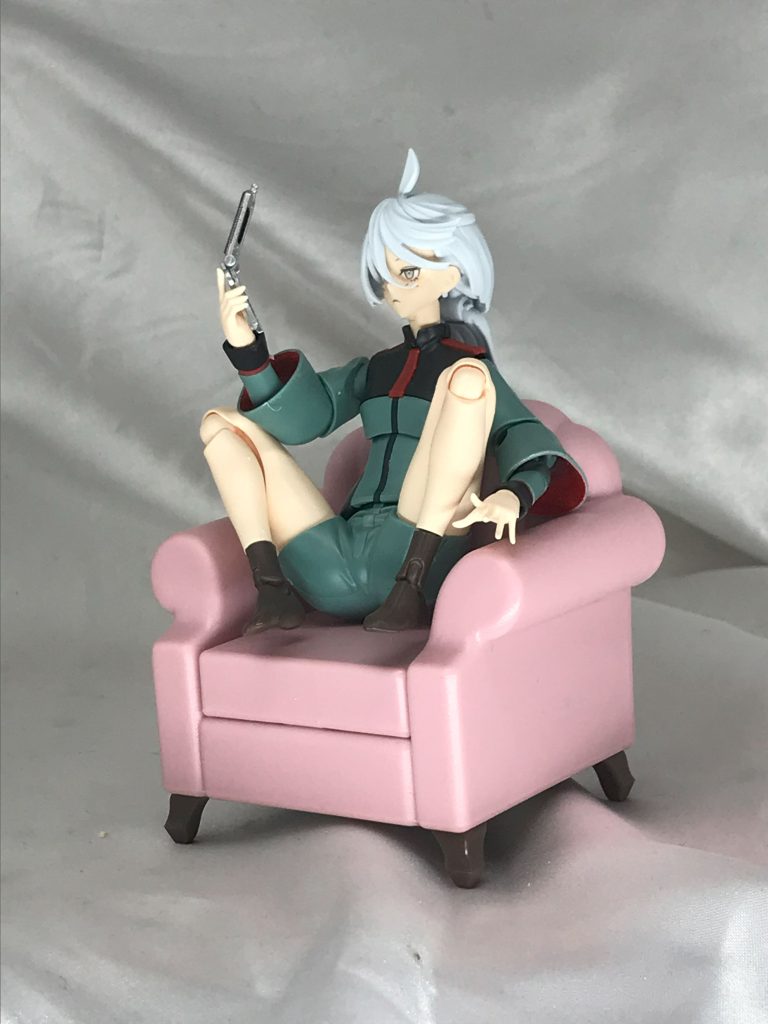 携帯は昔懐かしガラケーを。ヤンキースタイルすわりの下半身はチュチュについてくるんですが、私はこの使い方が好きです。