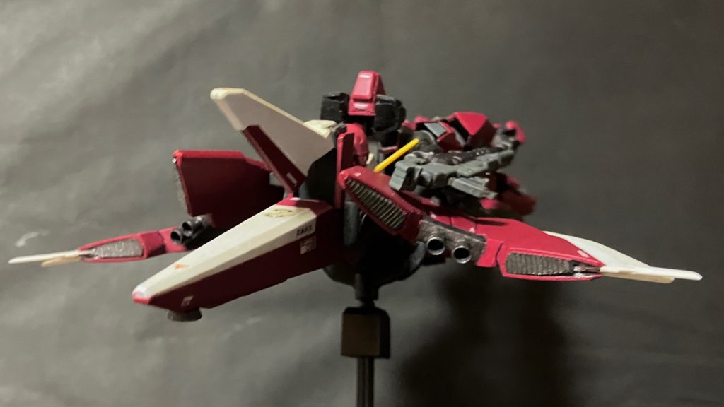 バインダーは可動タイプのアームを採用しているので通常X字状態のところ自由に角度を変更できるようになってます。なので最も上向にすれば「へ」の字形となり見た目は大気圏内用装備としてそのまま単独飛行できる (ように見える)ウイングになります