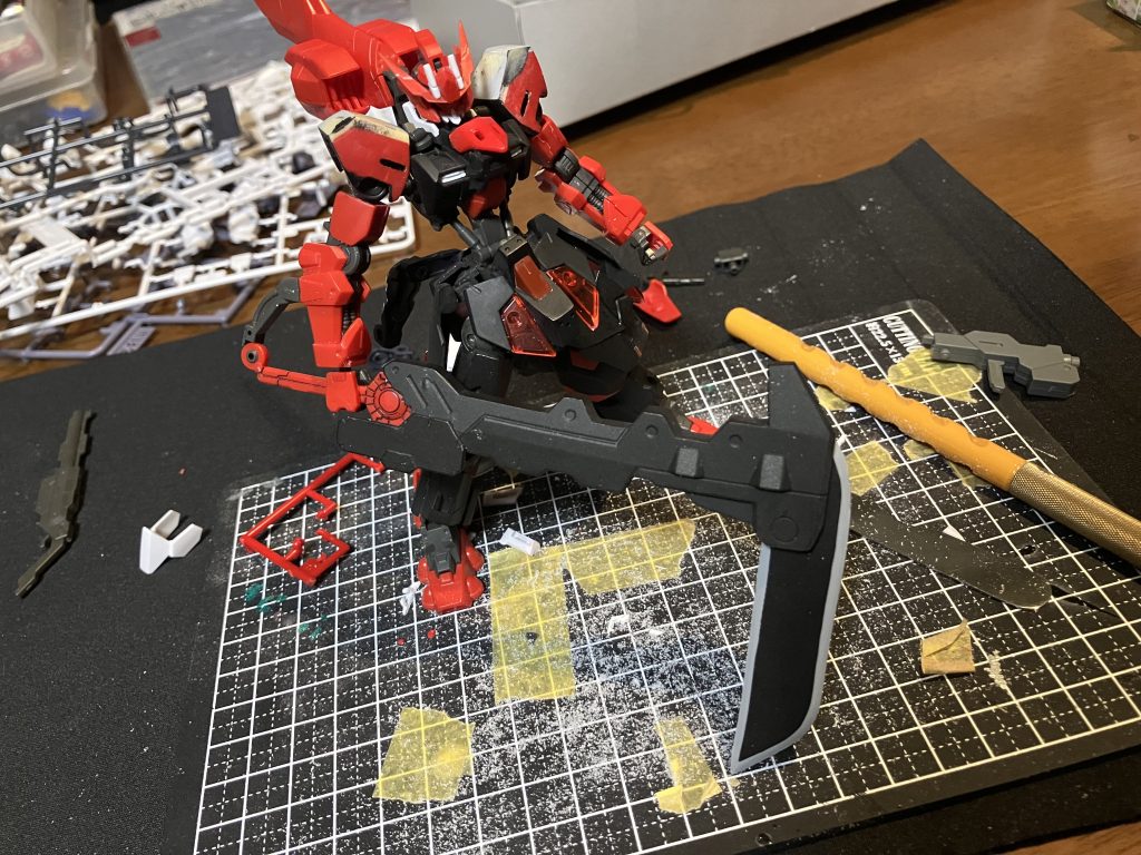 刃部分は1ミリのプラ板を2枚重ねて研ぎました。接続はハンマーの合わせ目部分を2〜3ミリ削って接続しています。意外と簡単でしたね。