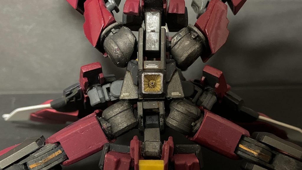 脇腹は前後方向の回転式にしてスキュラ時にMG風にしようかと悩むも変形時のクリアランスが既にキツキツの限界なので断念