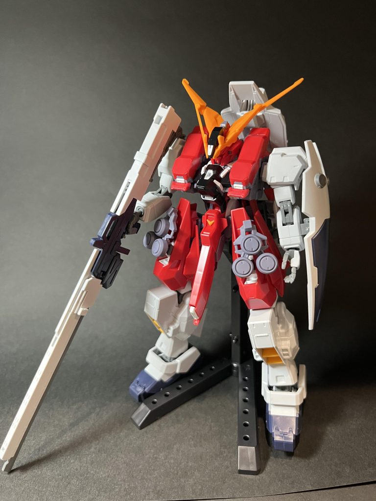 で、こんな感じになりました。TR-1、プリムローズ、フルドドからパーツを移植。肩はロングブレードライフルの兼ね合いで非対称です。膝周りはかなり隙間詰めたので中々良い感じになったかと思います。