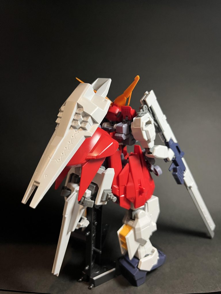 リアスカートはフルドドから持ってきてとりあえずつけただけなのでもう少し調整が必要ですね。ダボとかそのまま残ってる。。これでTR-1がジャンクになりバーザムが1体まるまる残ることに。。完成したらまた報告したいと思います。