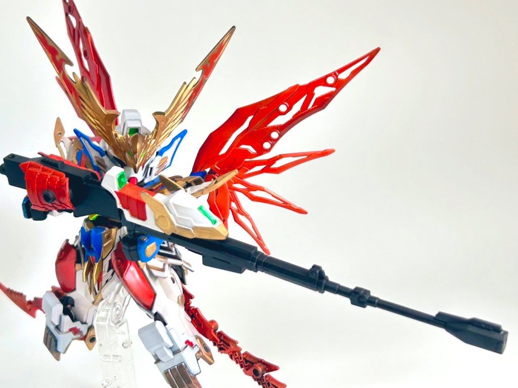 ーシンは私が守る…星守愛を纏い武者デスティニーが「全知全能の装」となった姿。本体は大型ライフルとなり、冒頭の立ち姿だけでなく構えられます。こちらデスティニーのゼウスシルエットのような出立ちになるように作成。せっかく綺羅鋼が蘇ったのと将軍のような強さを得た姿にしたかったので、映画見た後に天下無双をミキシングしてデスティニーを作る構想はありました。ごめんなエピオン笑