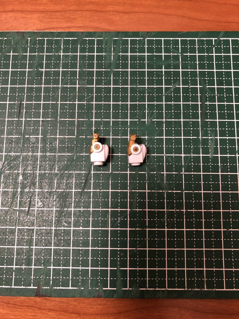 腕の接続軸では、下に下げられるよう、加工しました。