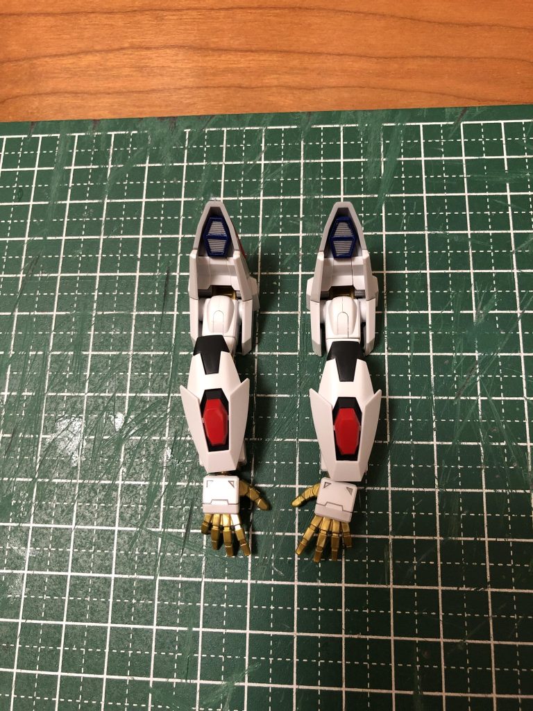 苦手なマスキング。肩のバーニア部分は上手くいきました。