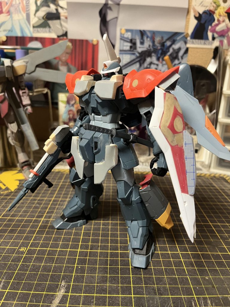 シールドはザクウォーリアから取ってそれらしくパテで造形しました。ビームライフルはジンの奴をベースにしてプラ板とパテで作ってみた。両肩はイフリート改の使用