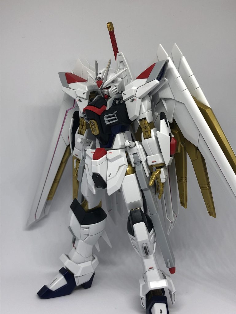 「SEED FREEDOM」シリーズのうち、HGマイティーストライクフリーダムを制作しました。以前のライジングフリーダムと同様、成型色に違和感のあった青色を缶スプレーで塗装しました。