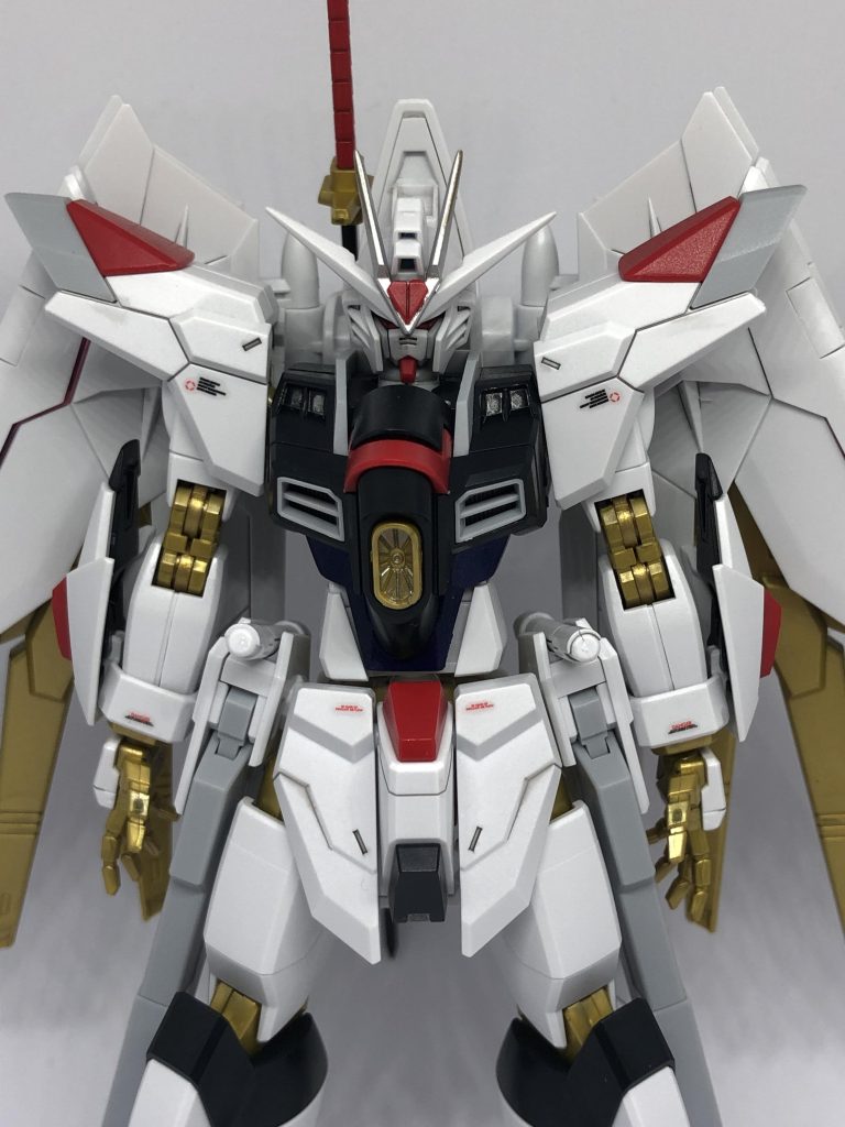 バストアップ。プロポーション変更は、肩/腕の付け根を狭めたのみです。ブレードアンテナの黄色は「メタルシルバー」に塗装した後、ほんの少しガンダムマーカーの「ゴールド」を塗りました。