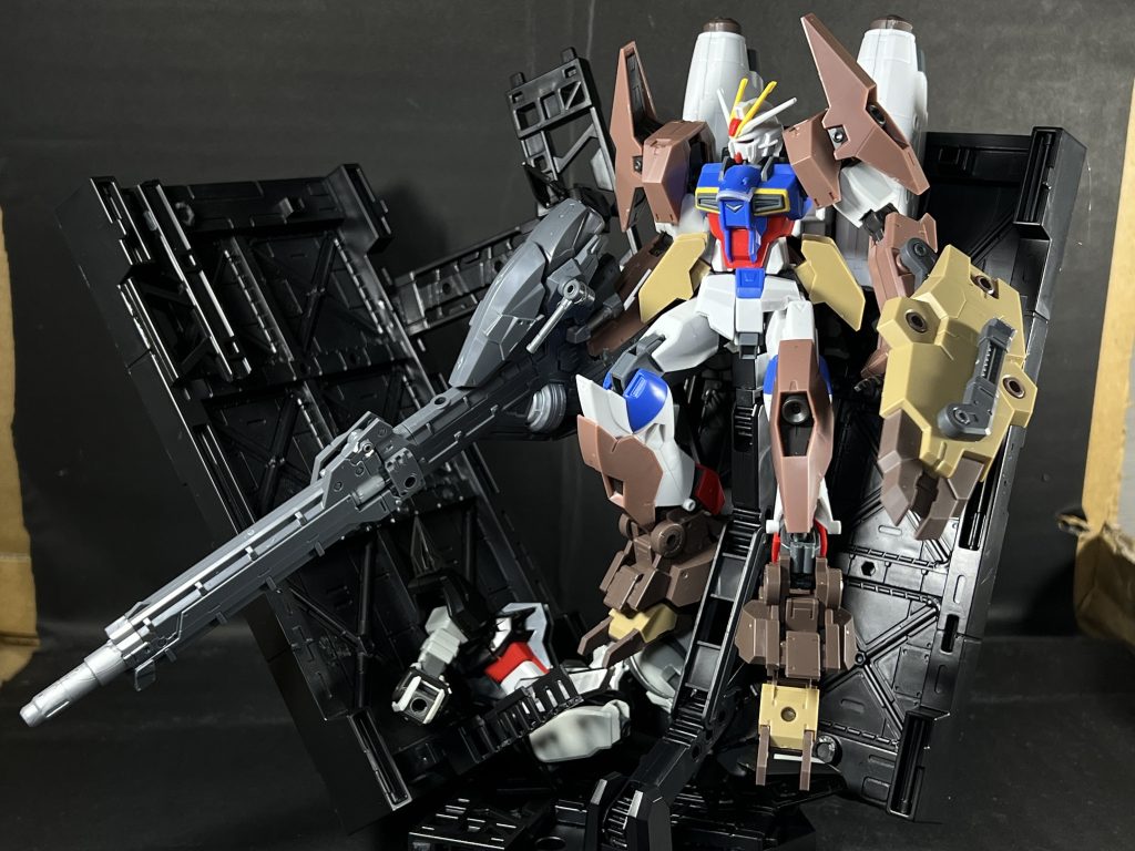 塗装前のジオラマ含めて。こう見ると100均ジオラマって大分テカるんですね。つや無し吹くだけでも良さげ。さすがローコスト最強のコンテナ。ちなみにまだノワールさんは無事ですね。もう背面ユニットは他キットへ持ってかれちゃってるんで無事ではありませんが。