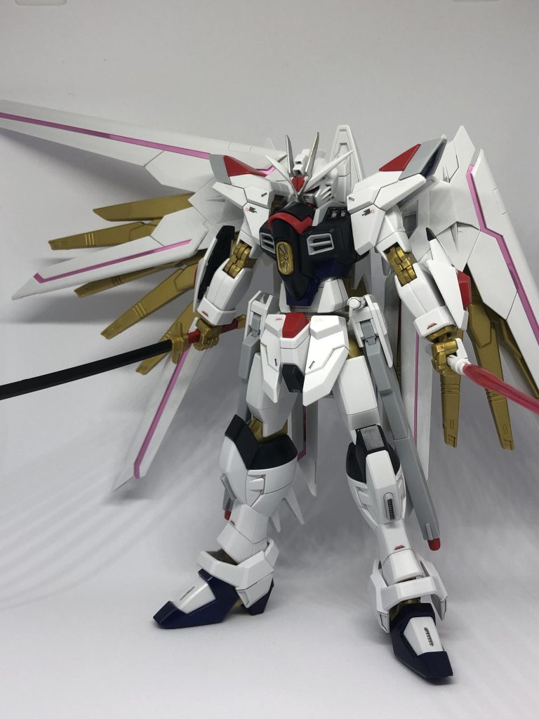 フツノミタマ」とビームサーベルのニ刀装備。撮影ブースが小さいため、「プラウドディフェンダー」の片翼のみ展開。