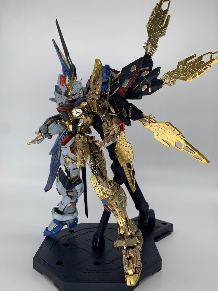 ホワイトゴールドとイエローゴールドのパーツ以外は3色のゴールドで塗り分けました。