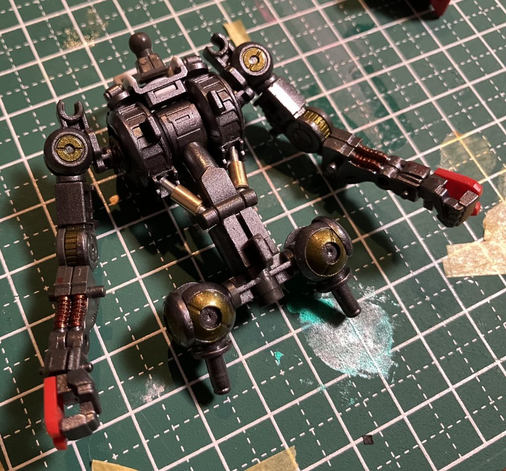 フレームはガンメタを塗った後、各部にクリアイエローを塗って光沢トップコートを吹いています。