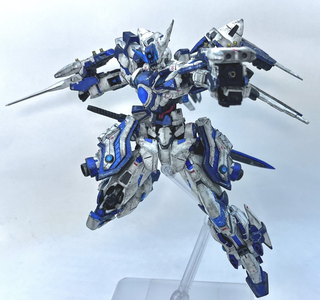 ・GNガントレットMk-IIIの追加メインウェポン。短い射撃レートでビームを放つGNベイヨネット先端のGNソードII、GNシールド発生装置、GNドライヴの3つの要素を搭載した複合武器。刀身部分をパージすることでGNカノンが使用可能。本来であればMk-III本体ができた時には持っていたはずなのですが、「なんか違うから組み直すか」と思って後回しにしたため完成が遅れました😅というのもベイヨネットの下は元々パイルバンカーを入れるつもりだったのですが分厚くなりすぎて断念したのです。前回のディランザでパイルを積んだのはその時のリベンジという意味合いもあります笑