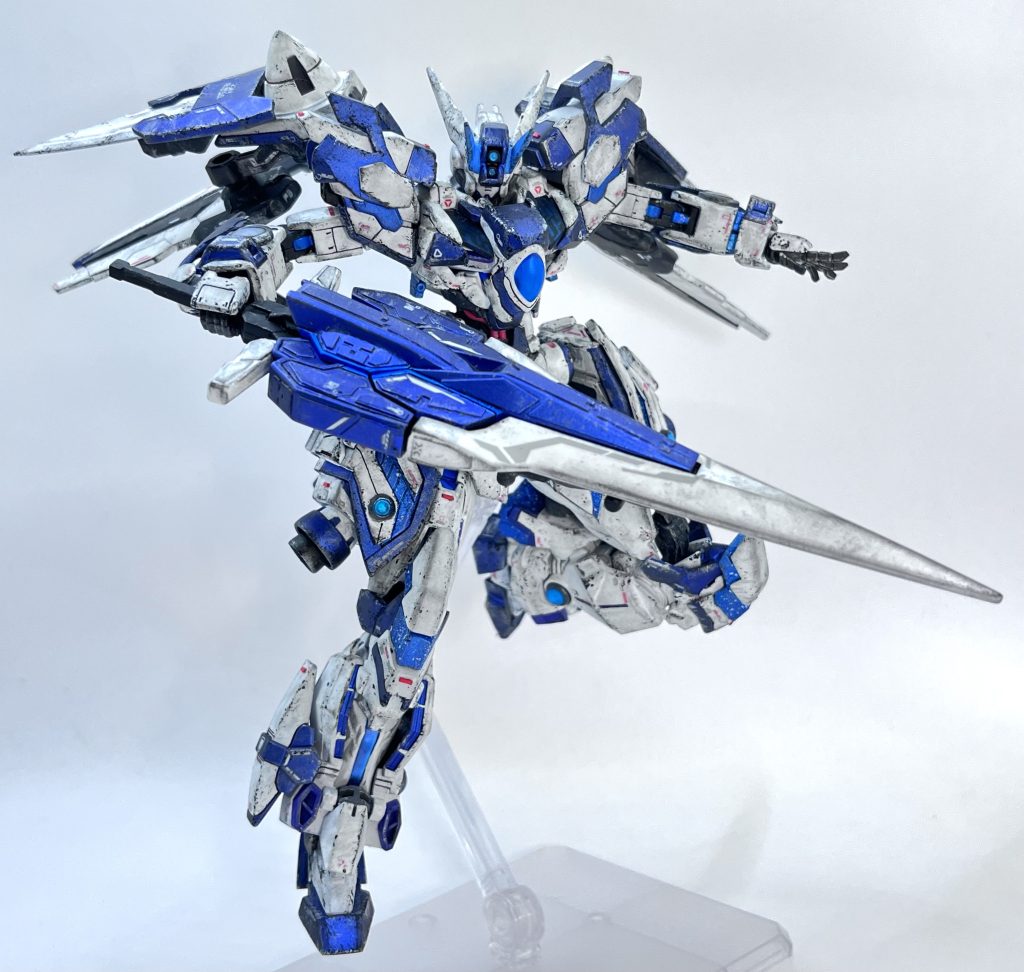 ・GNバスターソードII形状はは殆ど変わっていませんが柄の部分の延長各部のスジボリプラ板で追加ディテールアップ腕に取り付けられるように接続軸をダブルオー用の基部からべギル系統の基部に変更と少し手を加えています。プラ板ディテールに関してはGBWC10thで国内優勝した凛パパさんのキュベレイを参考にしました。あのディテールに憧れていたのでチャレンジしてみたのです!(*^^*)