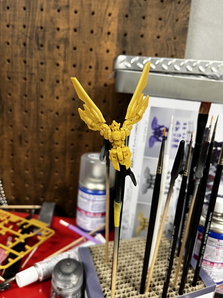 ウイングをカットして自然な感じで繋ぎ合わせて飛んでいる感じにしてみました😁