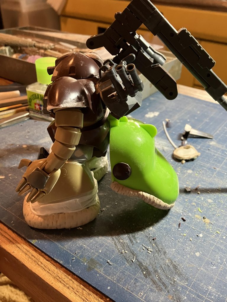 後ろに付けた大型ホバーは百均で見つけた幼児向けおもちゃになります確かワニだったかな?