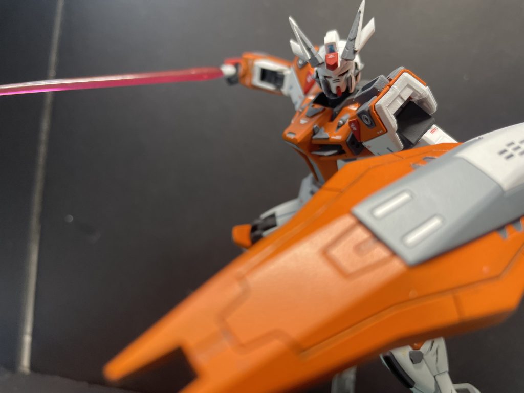 素体はライフル、シールド、サーベルとシンプルな武装。動かしやすく、遊びやすいガンプラを目指した。