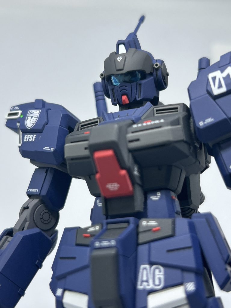 下方向からのあおり撮影で。ペイルライダーって、どうしてツインアイにわざわざゴーグル付けたんでしょうね…ちょっと不気味な雰囲気がします。ちなみにツインアイは蛍光ブルーで塗り分けたので、ブラックライトを照射したら、ゴーグル越しに光って見えるハズ。