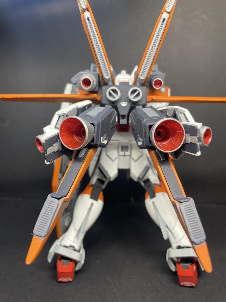 ストライカーパック背面。レッドフレーム付属のフライトユニットをベースにミキシング。スラスターを増設したおかげで機動力に説得力がでた。大きいながらも自立できるギリギリのバランス。