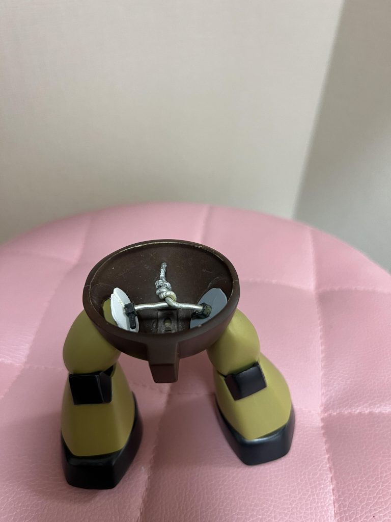 雑なアルミ線接続wアルミ線を見せたくなかったので下半身に大腿をめり込ませてます。