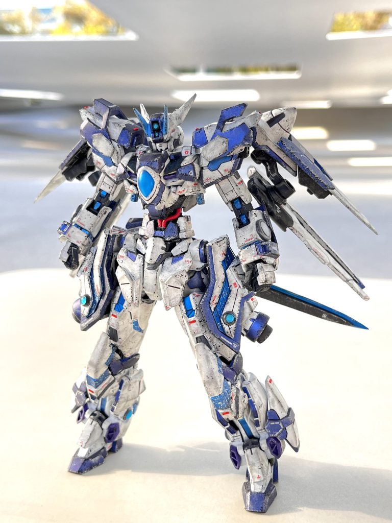 最後は通常とフルアーマーの2種で📸Mk-IIIのウェザリングをした後なのですが、「そういやウチに置いてあったお父さんのヅダってチッピングしてたよな〜」「どうせ汚すならチッピングやってみるかぁ!」と思ったのでこちらもチャレンジしてみたという訳です。より深みが増してやって良かったと思いました☺️つまり制作時系列的にはMk-IIIチッピング▶︎ディランザ▶︎ピュリキウスとなるのです。お陰でディランザの方もいい出来になりました✨️そしてこの写真の撮影場所ですが、ウチの大学にはこのような広〜い広場がありまして、白い背景で天井に四角い穴が空いてることとちょっとしたテーブルが置いてあること以外何も無いのです。故に撮影にはもってこいの環境で、晴れた日にここで写真を撮るとすっごく綺麗に撮れます👍✨️なのでMVやCMを撮りに来る業者の人を稀に見かけます。な〜んか見たこと場所だなって人ももしかするといるかも?🤔とまあ、長くなりましたがこれにて以上になります。反省点を挙げるなら見た目のカッコ良さを求めすぎて可動域を殺してしまった部分ですね…次に作るMk-IVはこの反省点を活かしたいと思います😅ということでまた次回お会いしましょう!それでは( ´ ▽ ` )ノ( ´ ▽ ` )ノ