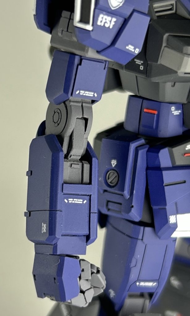 こちらが移植したジムスパルタンの肘関節。手持ちの在庫キットから肘関節だけ持ち出すのは流石に勿体無い…ので、バンダイからパーツ請求しました。当然、すんなりポン付けできるわけもなく、なかなか手間取っています。露出する下半分のフレーム部分はプラ板で適当に工作。これで僚機のジムスナイパーⅡとの意匠が揃いました。なお、肘横の丸いディテールはWAVEとハイキューのエッチングパーツを組み合わせ。